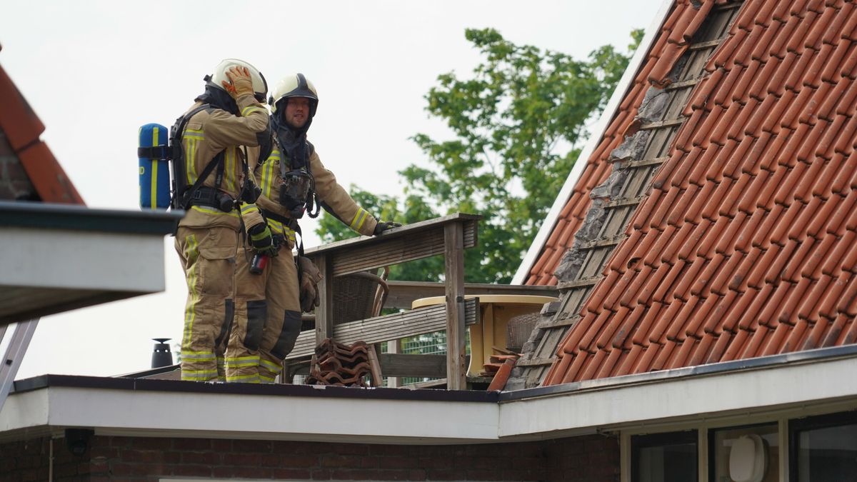 Brandweer sloopt dak van woning in Beilen om brand te blussen
