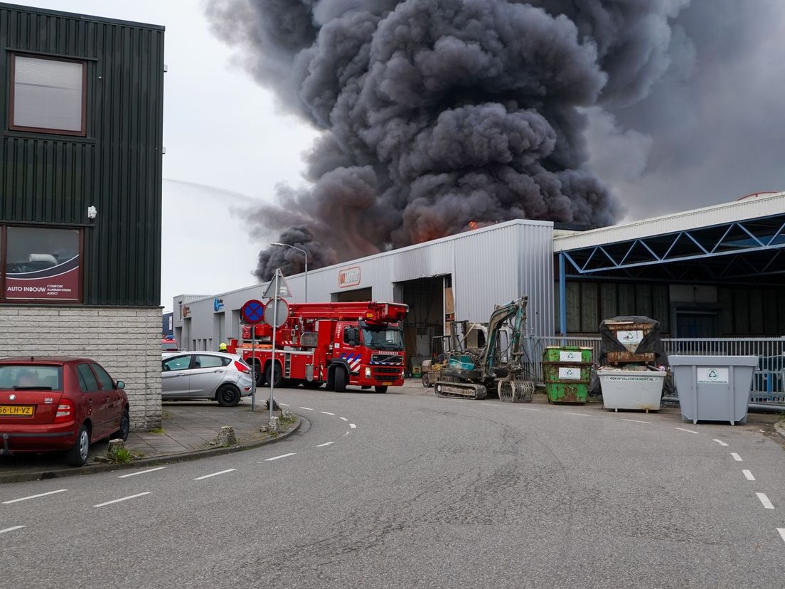 Grote brand bij houthandel Lekkerkerk