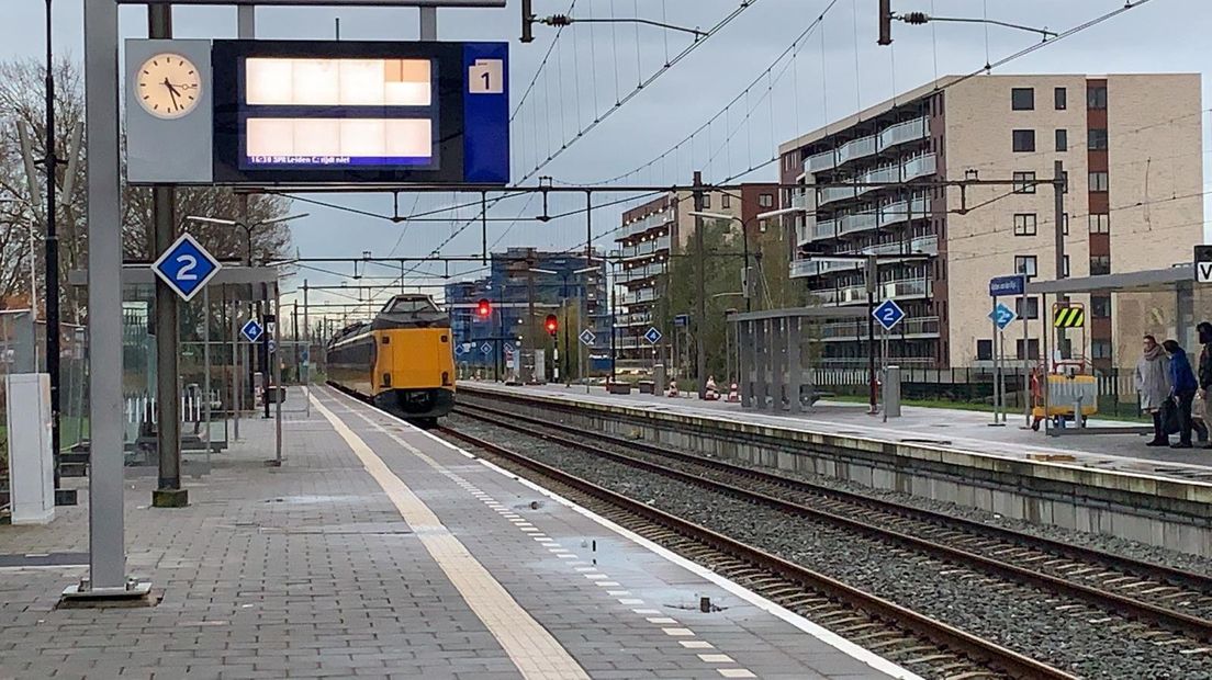De kapotte trein is naar station Alphen aan den Rijn gesleept