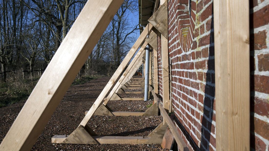 Een door aardbevingen beschadigd gebouw in de provincie Groningen