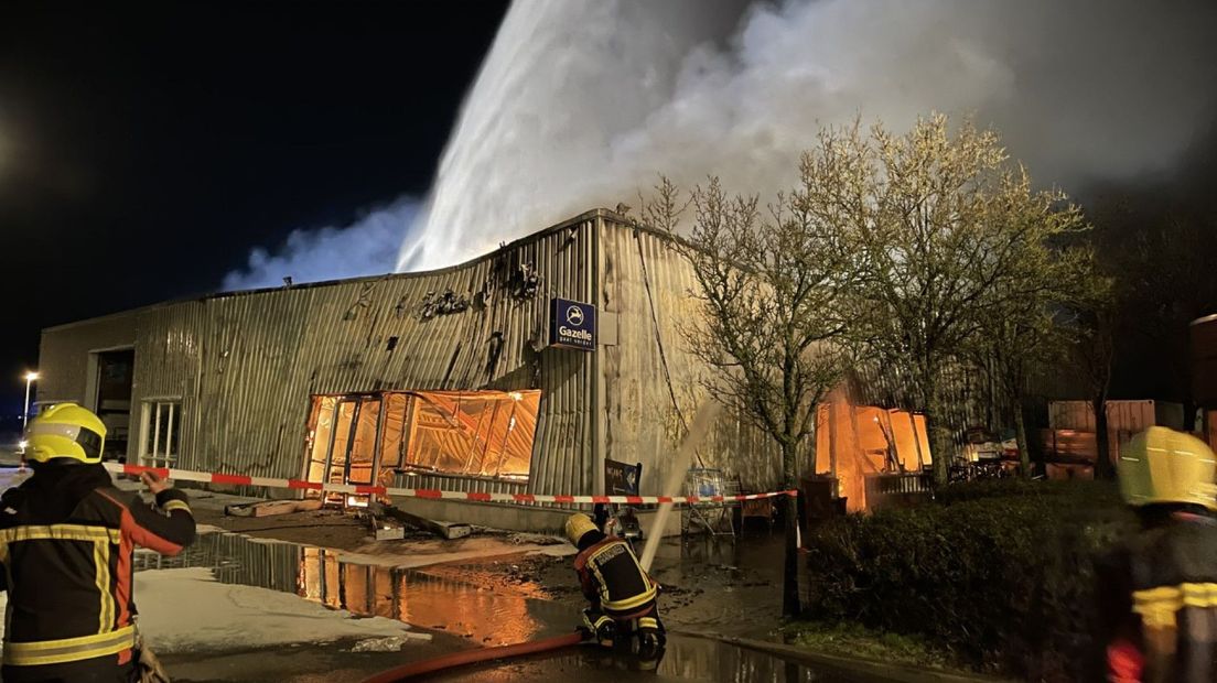 De brandweer aan het blussen bij de fietsenmaker in Valkenburg