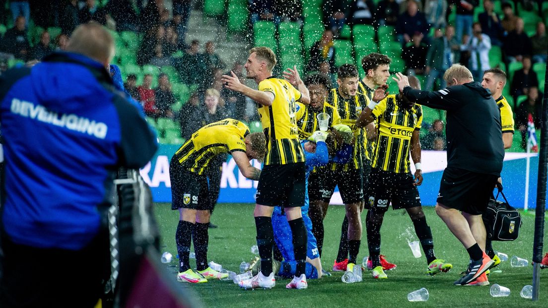 Spelers van Vitesse worden bekogeld met bierbekers vanuit het FC Groningen-publiek
