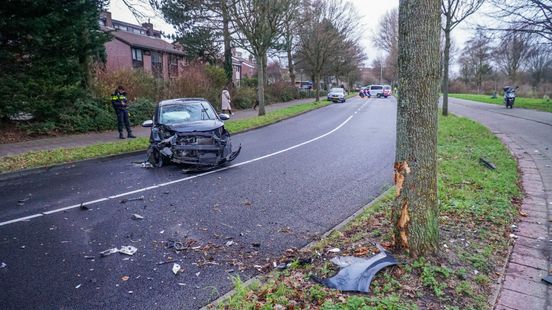 Automobilist ramt boom | Fietser gewond na aanrijding. Automobilist ramt boom | Fietser gewond na aanrijding.
