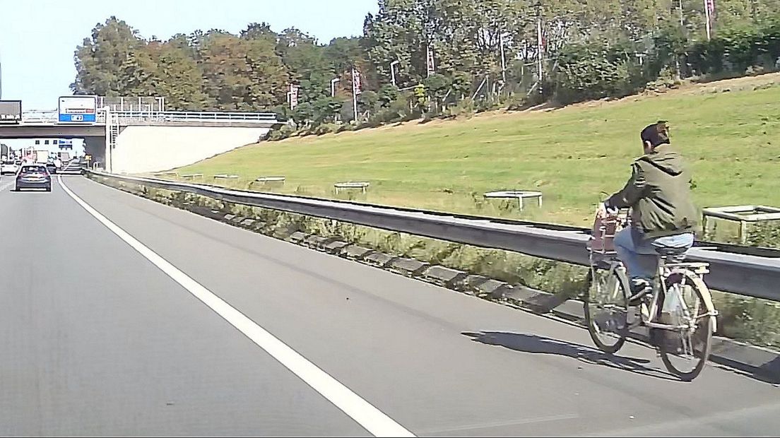 De fietsster is door de politie van de snelweg gehaald.