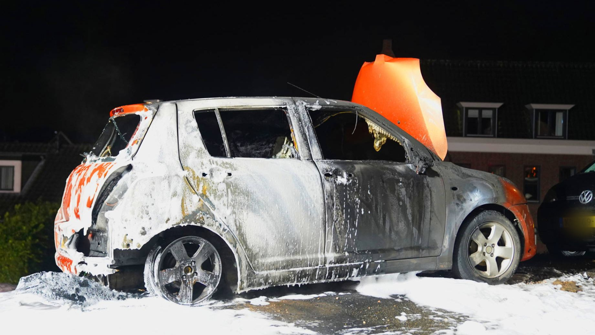 Benzine gejat, auto brandt uit