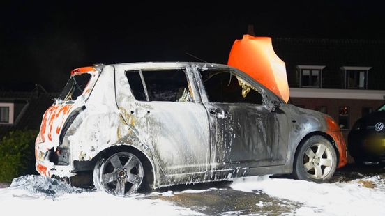 Autobrand na benzinediefstal • brand Westervoort