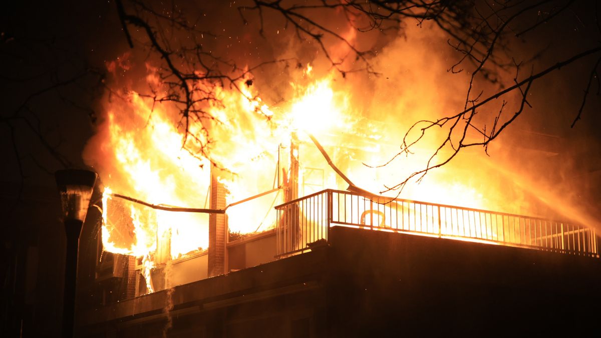 Woning verwoest door brand, tien huizen ontruimd