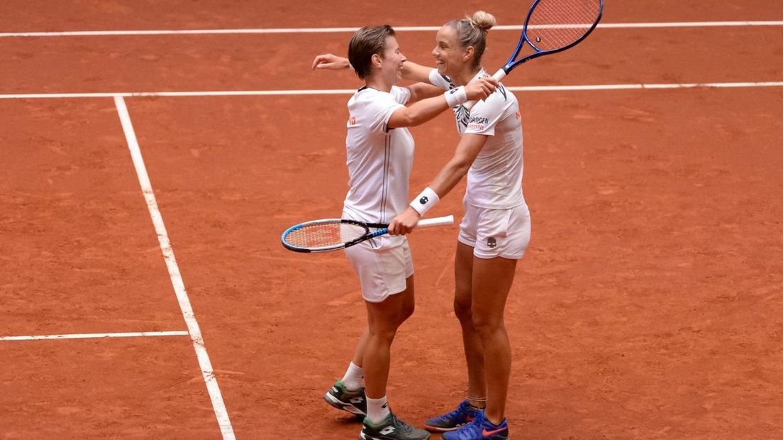 Demi Schuurs (links) en Arantxa Rus vieren de overwinning op China