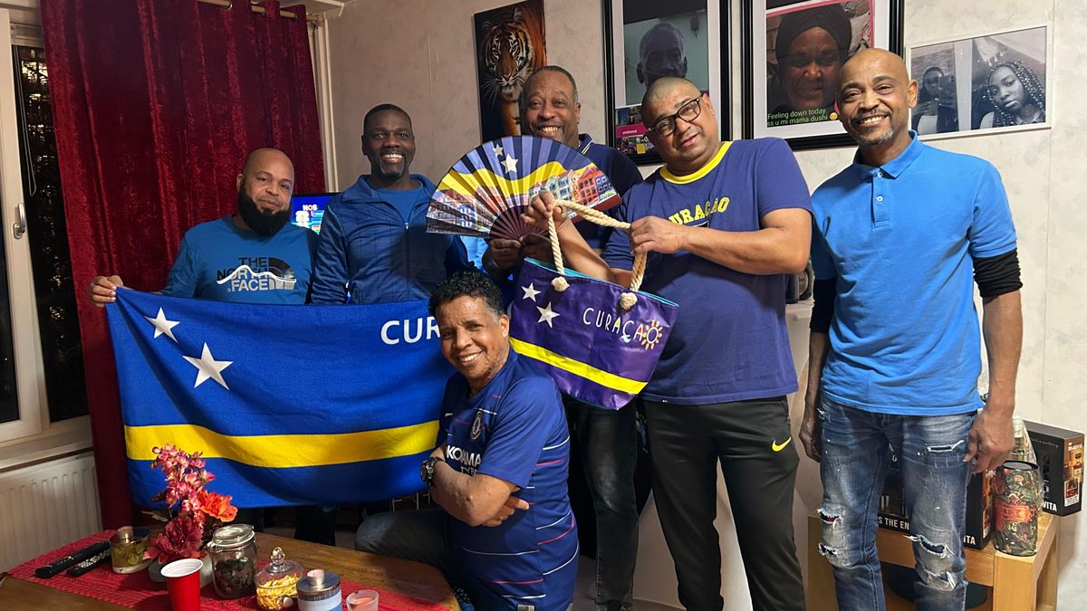 Spanning en trots: voetbalfanaat Gino uit Zwolle volgt WK-loting van Curaçao