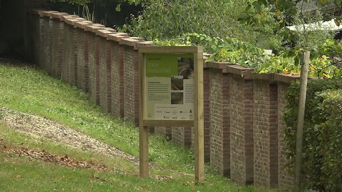 De tuinmuur van koning Willem III op landgoed Oranje Nassau's Oord bij Renkum is weer in ere hersteld. De muur was afgebrokkeld en raakte in verval. In vier jaar tijd zijn 18.000 stenen stuk voor stuk door vrijwilligers schoon gebikt en teruggeplaatst.