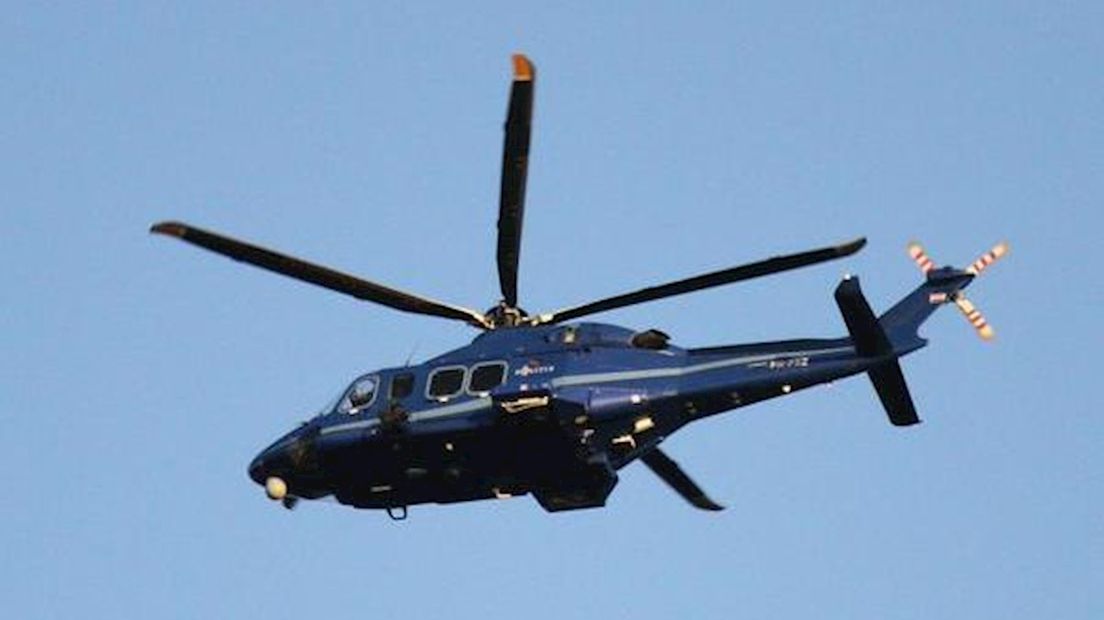 Politiehelikopter boven Almelo