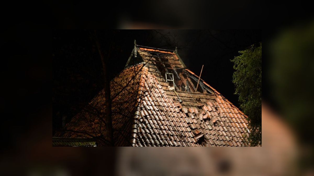 Brand maakt gat in dak woonboerderij in Akmarijp