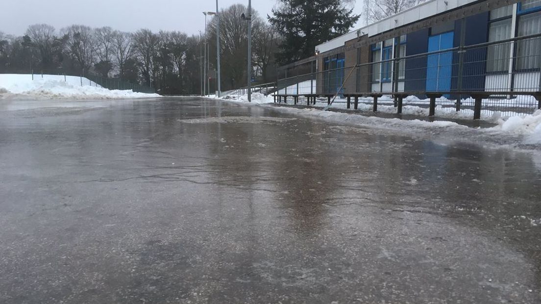 In Arnhem wordt dinsdag niet de eerste schaatsmarathon op natuurijs van 2017 verreden. Volgens ijsmeester Wijers van de Arnhemse ijsclub Thialf heeft het niet hard genoeg gevroren.