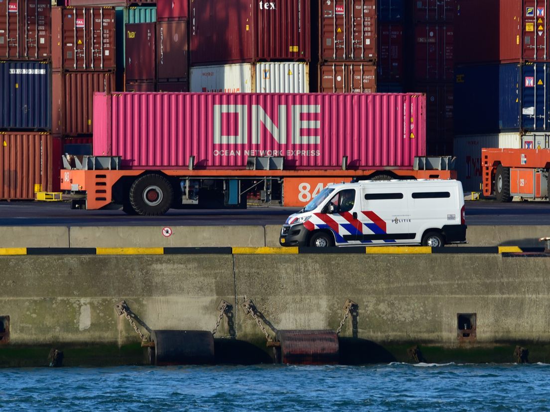 Een eerdere politie-inzet op de Maasvlakte op 31 oktober 2020 aan de Europaweg (Bron: MediaTV - Marco Hoope)