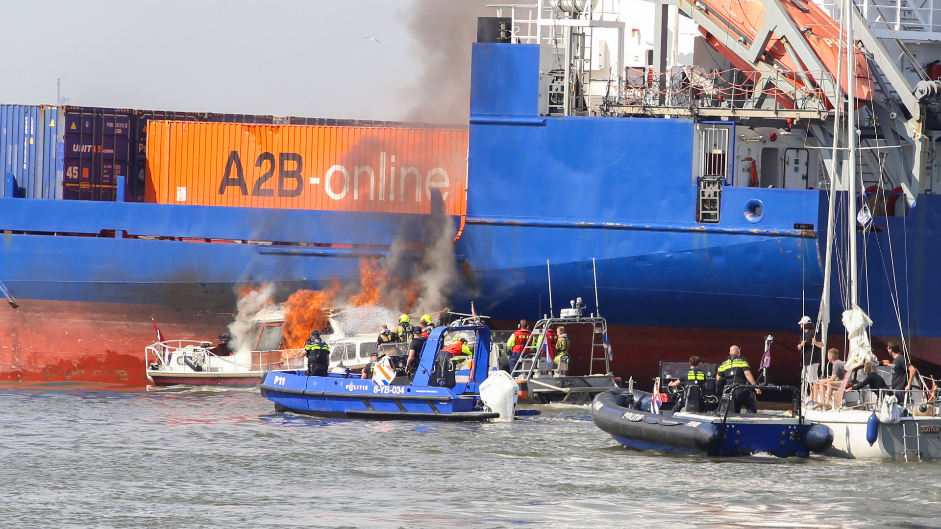 De bemanning blust het jachtschip