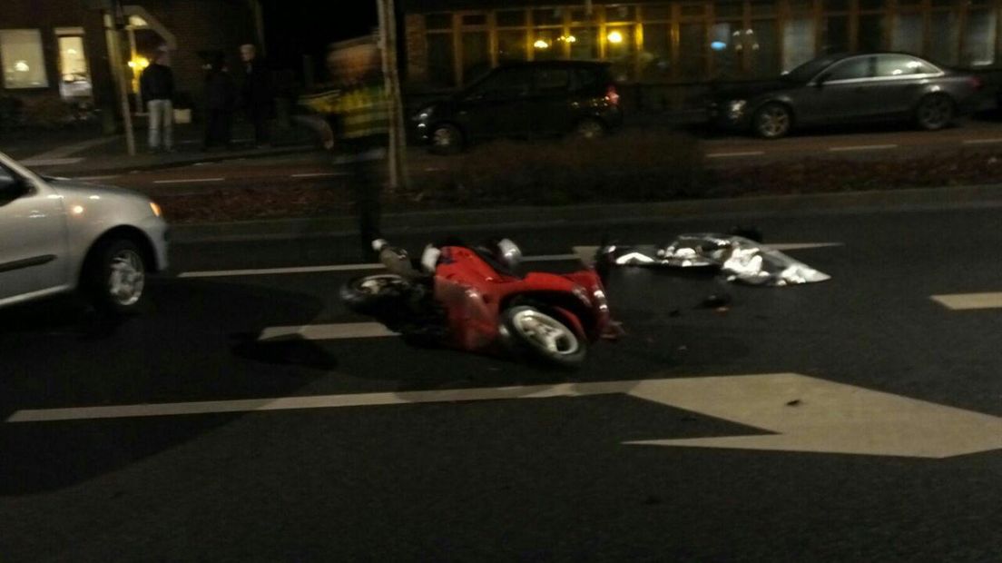 De scooterrijder bleef ongedeerd (Rechten: Van Oost Media)
