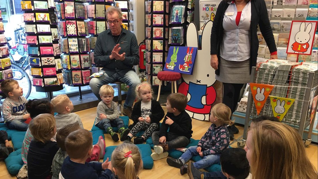 Schrijver Gerard Oosterlaar leest 'Nijntje op de fietse' voor aan kinderen