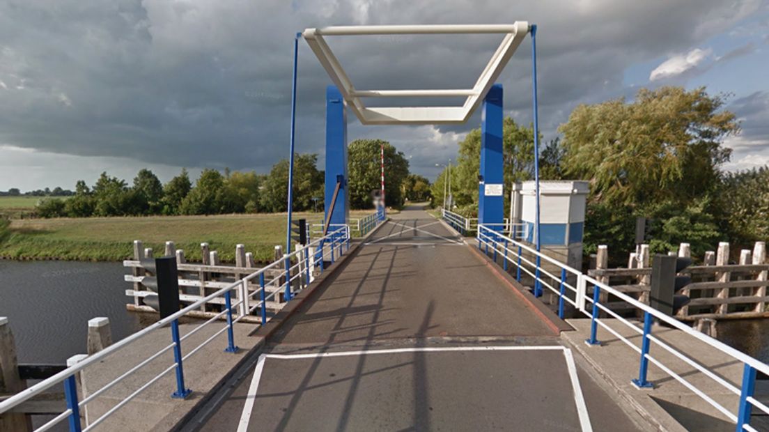 De provincie voert werkzaamheden uit aan de brug over de Hoogeveensche Vaart(Rechten: Google Streetview)