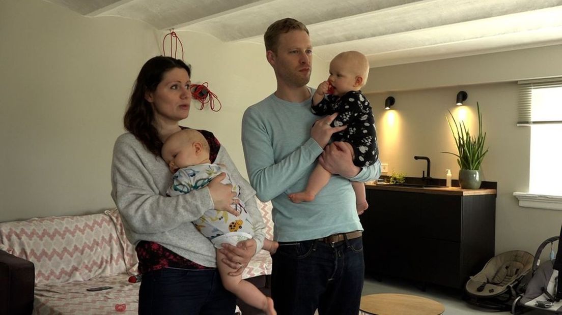 Familie Fonteijn in het souterrain van hun gastgezin.