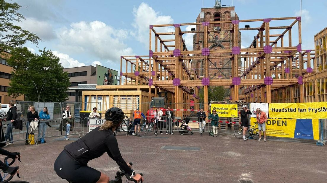 Fytsers komme by Bouwurk del fan Arcadia