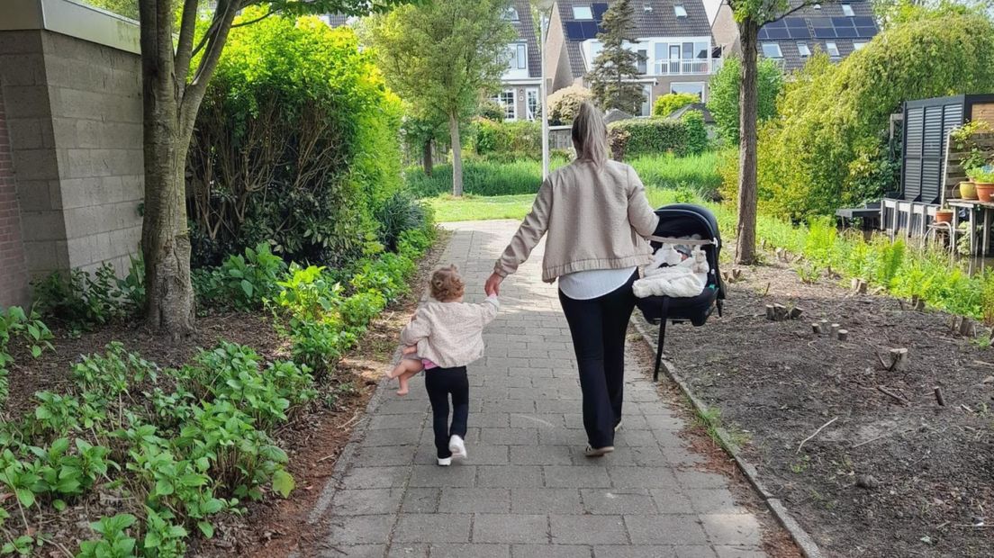 Lisan van Veen met haar 2-jarige dochter en haar pasgeboren zoontje