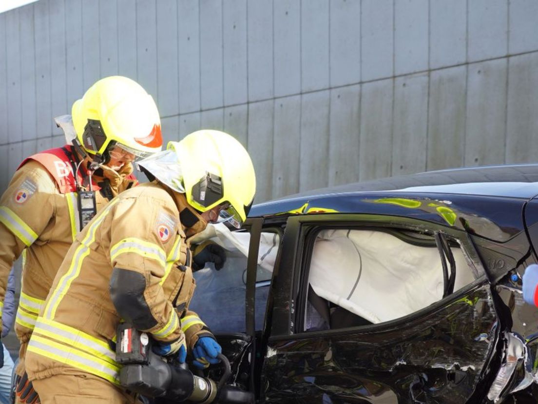 Na het ongeval moest de personenauto opengeknipt worden door de brandweer.