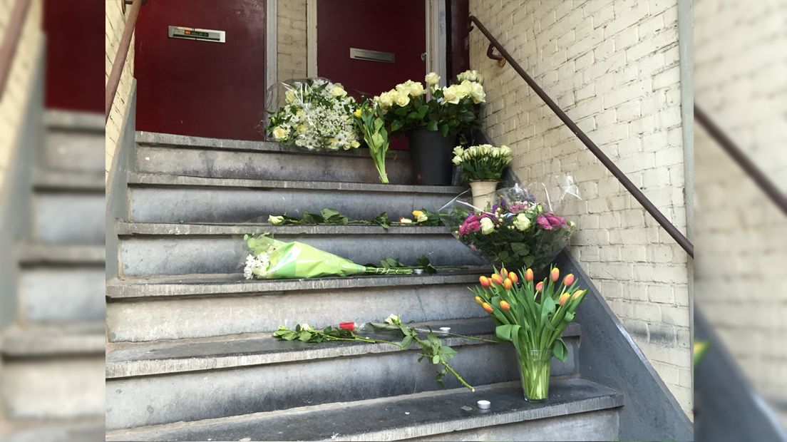 Bloemen bij herdenking in Frans Halsstraat in Den Haag