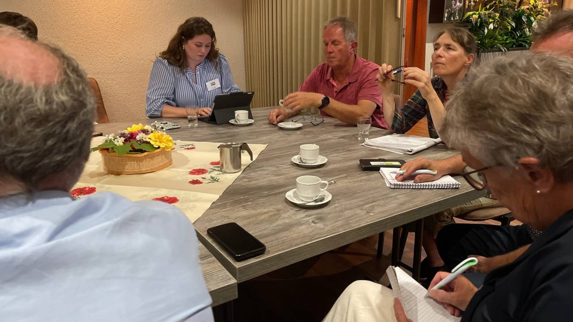Ab Reitsma van Bewonersbelangen Eerst (in rood shirt) voert het woord