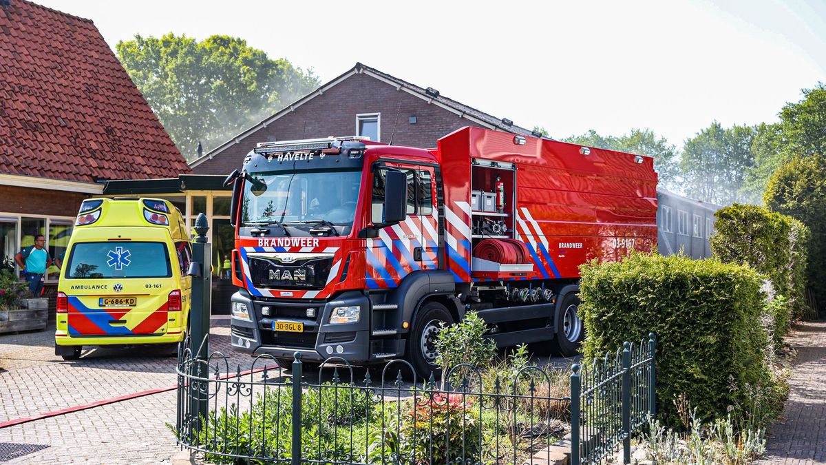 Brand in loods bij woning in Nijensleek