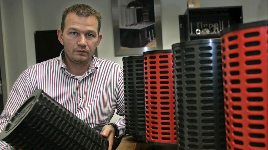 Martin van der Sluis met het revolutionaire luchtfilter voor in de keuken