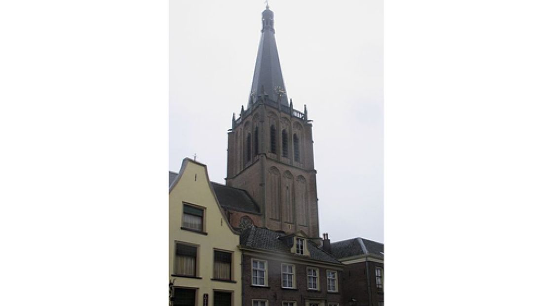 Geen vlag op toren Doesburg op Koningsdag vanwege slechtvalken
