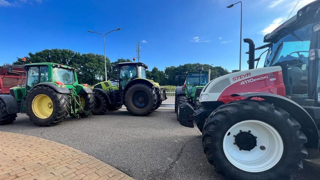 Boeren op de rotonde in Beilen bij het Jumbo-distributiecentrum