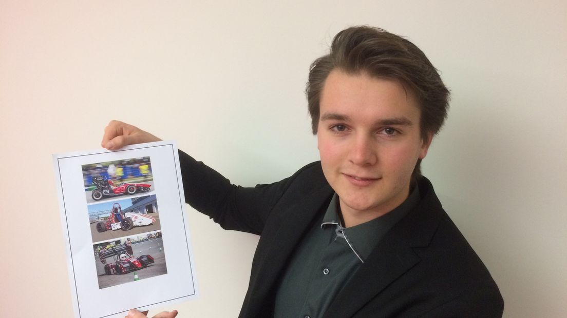 Paul Sieljes van Formula Student Netherlands, met voorbeelden van de raceauto's (Rechten: Margriet Benak / RTV Drenthe)