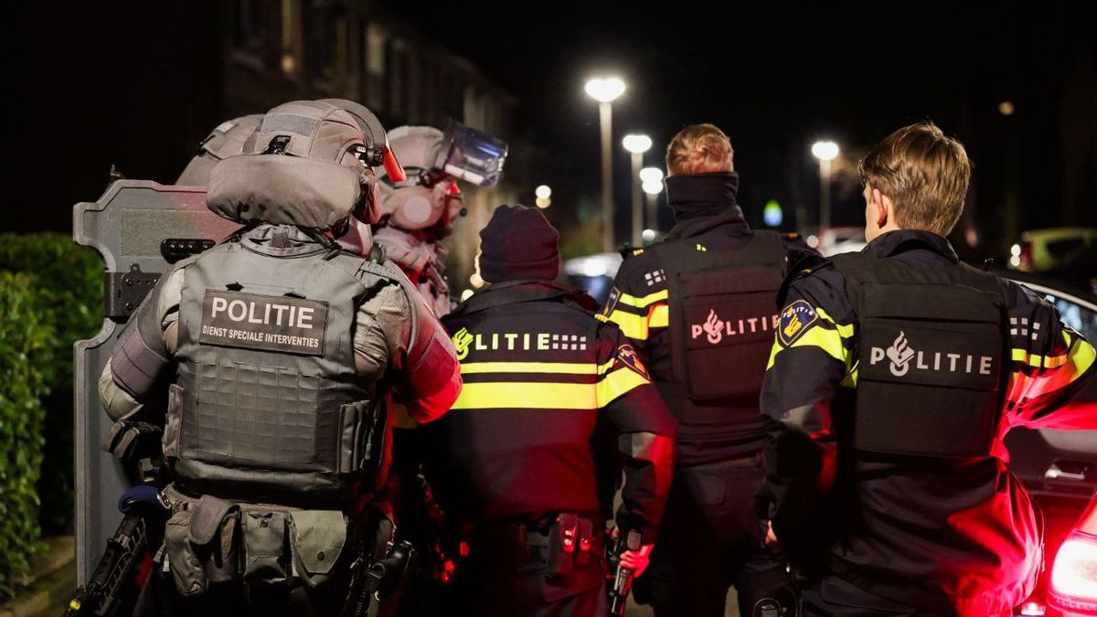 Politie valt woning in Enschede binnen vanwege mogelijk vuurwapenincident