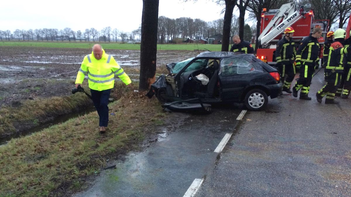 Automobilist zwaargewond bij botsing tegen boom in Aadorp, Aadorpweg dicht