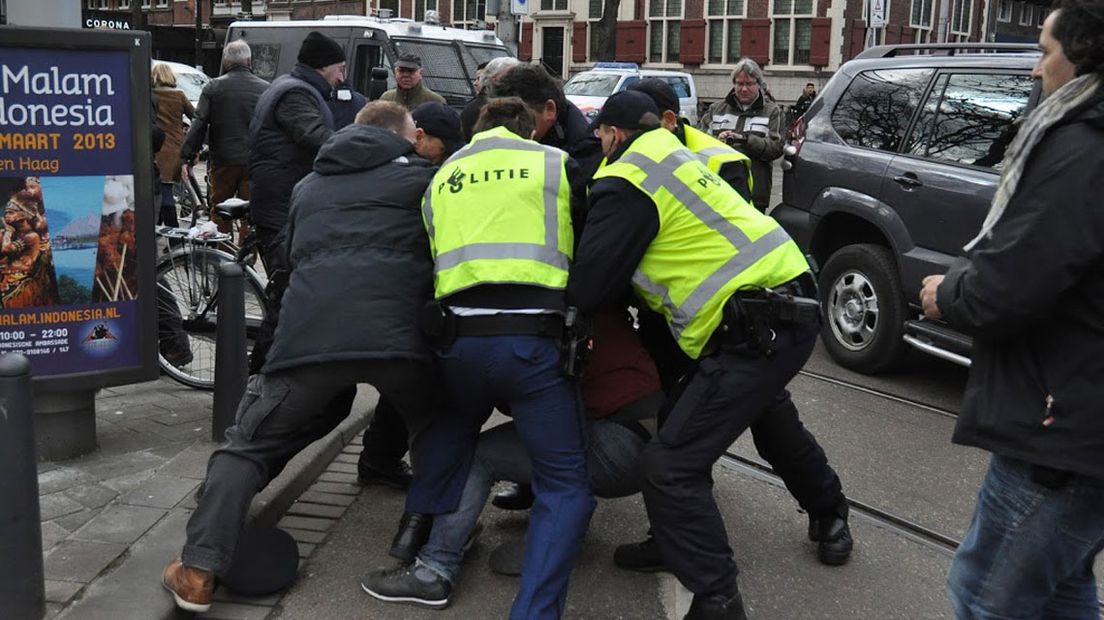 Foto Richard Mulder- Arrestatie demonstrant Erdogan