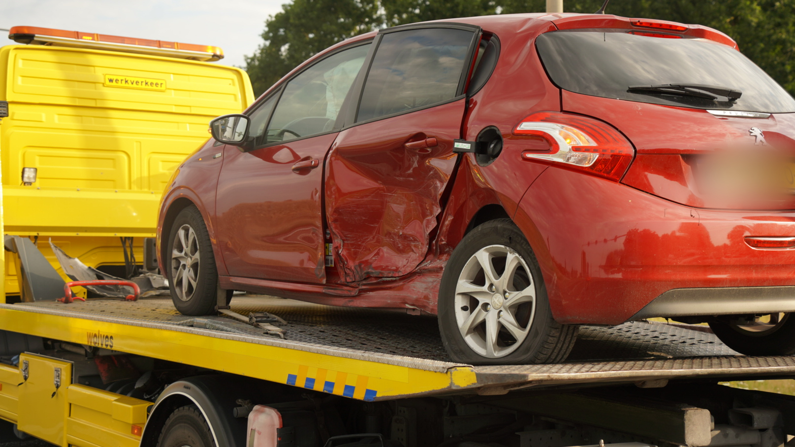 Flinke schade bij aanrijding in Raalte, niemand gewond.