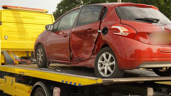 Flinke schade bij aanrijding in Raalte, niemand gewond. Flinke schade bij aanrijding in Raalte, niemand gewond.