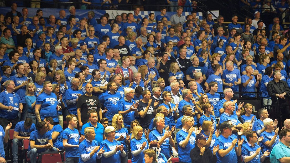 Donar supporters allemaal in het blauw