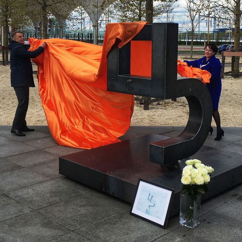 Burgemeester Dijksma onthult oorlogsmonument Leidsche Rijn: 'Voor en ...
