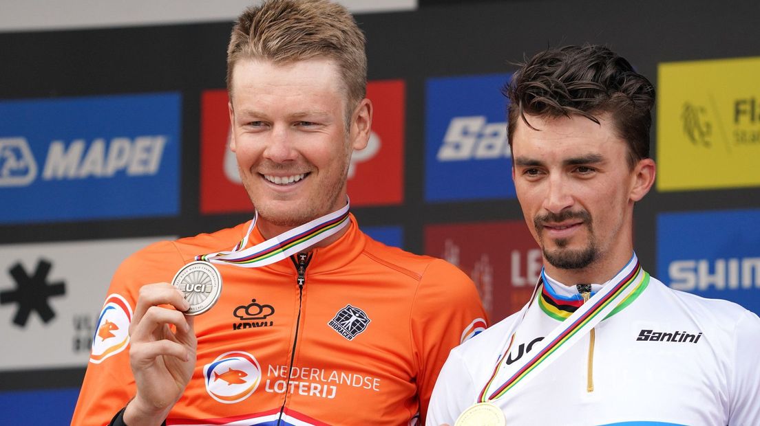 Dylan Van Baarle (links) en winnaar Julian Alaphilippe op het podium