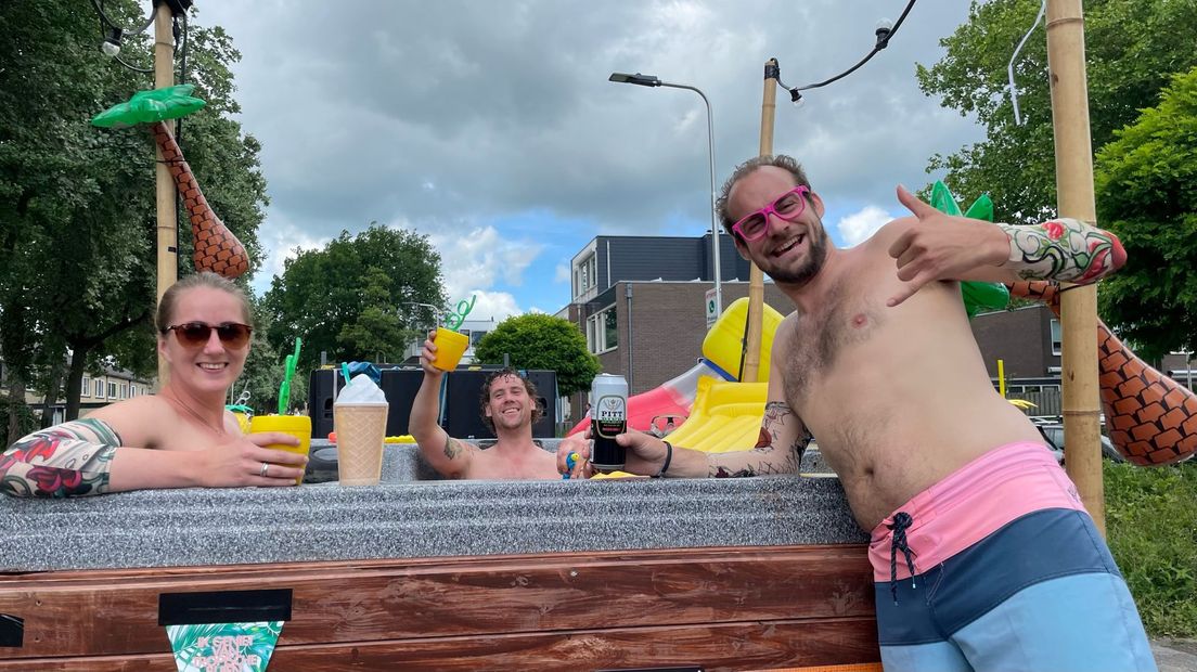 "Wij gaan vandaag lekker zwemmen, het water in de jacuzzi is warm"