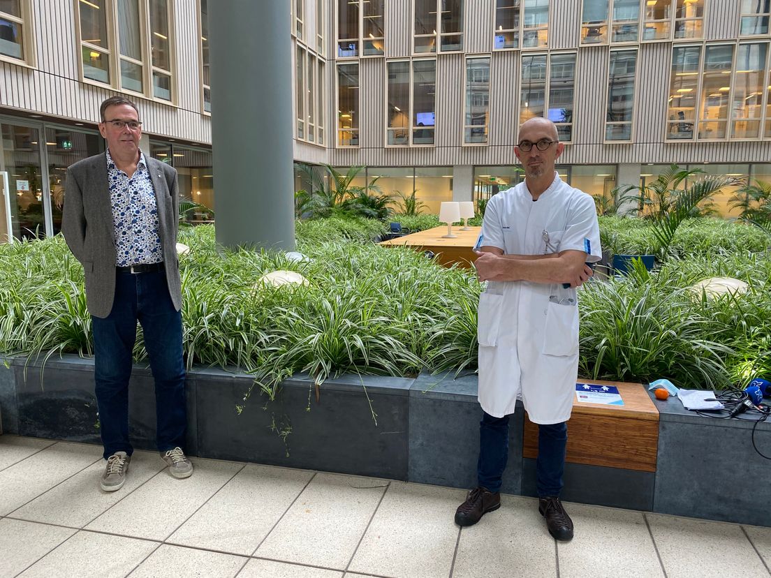 Patiënt Johan van Beek (l) en onderzoeksleider Bart Rijnders (r).