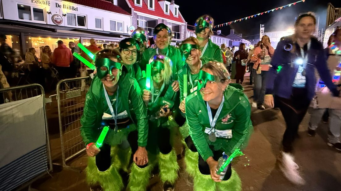 De bubben finishen bij de Light Kustrun