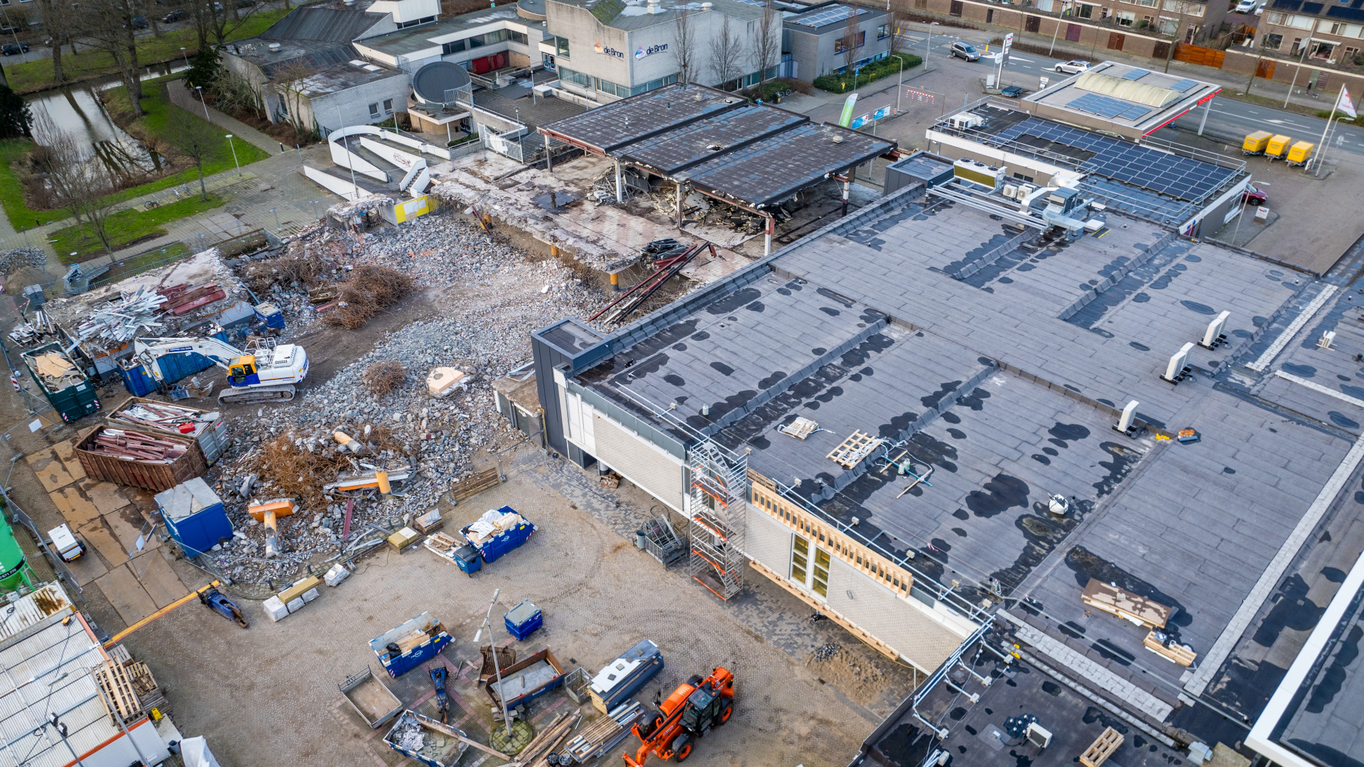 De nieuwe woontoren komt op de plek waar een deel van het winkelcentrum, links op de foto, in 2023 en 2024 is gesloopt