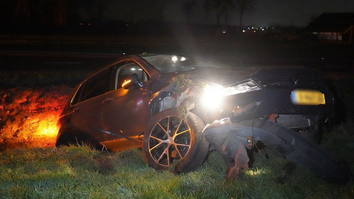 Auto raakt van de weg bij Hijken