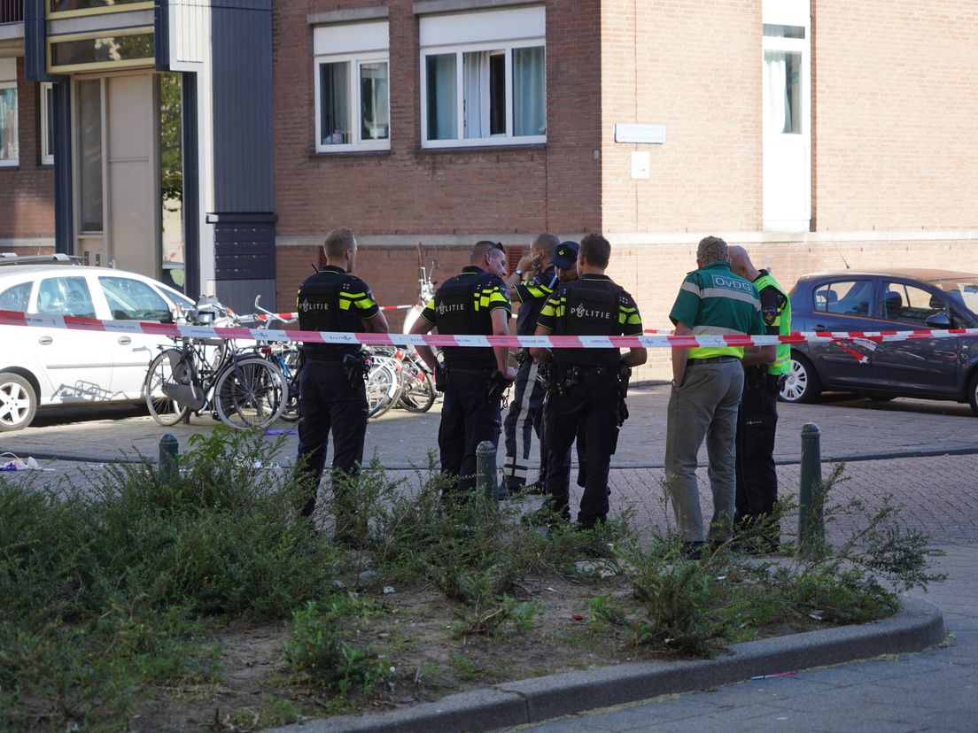 Politie in Rotterdam-Delfshaven vlak na de schietpartij.