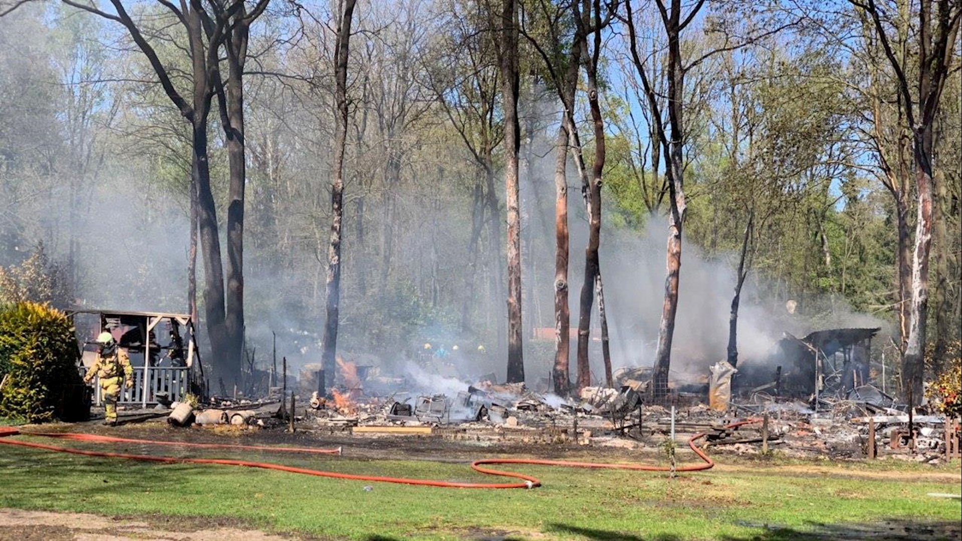 UPDATE gewonde bij brand op camping Nutter; zeker 5 stacaravans gaan in vlammen op RTV Oost