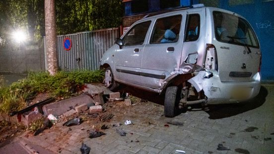 Wiel krom en brokstukken op de weg na botsing in Rotterdam. Wiel krom en brokstukken op de weg na botsing in Rotterdam.