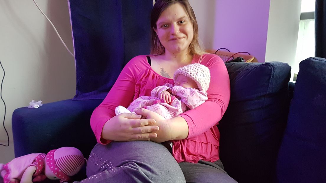 Mellany Ellen-Smit met haar pasgeboren Manita (Rechten: RTV Drenthe/Tiffany Frasa)
